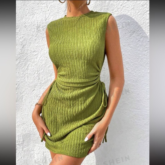Green textured dress - Picture 1 of 4